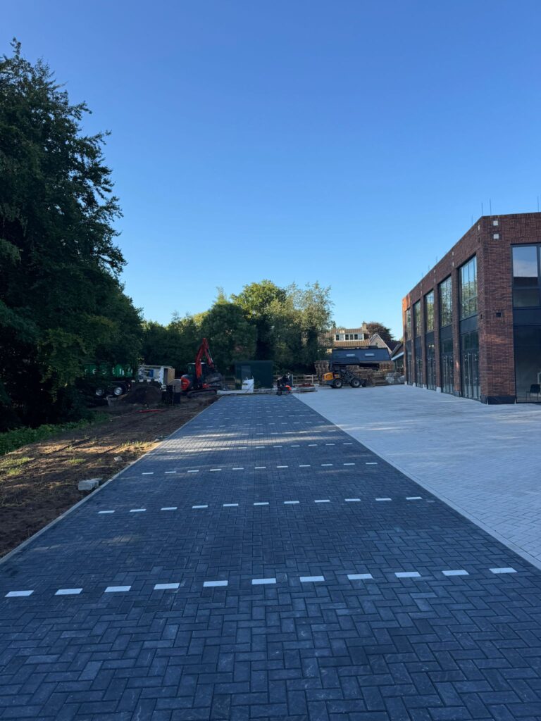 Stenen tuin van de wijk naast de huizen, geen groenstrook