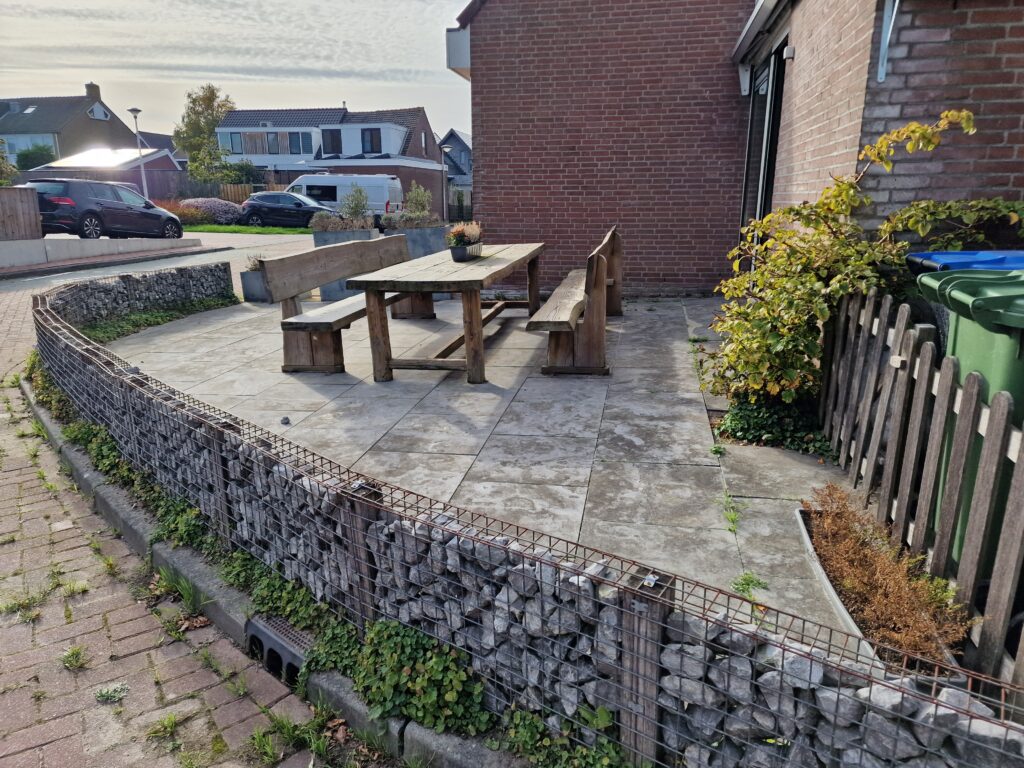 Tuin laten bestraten in een ronding door de Stratenmakers Gigant