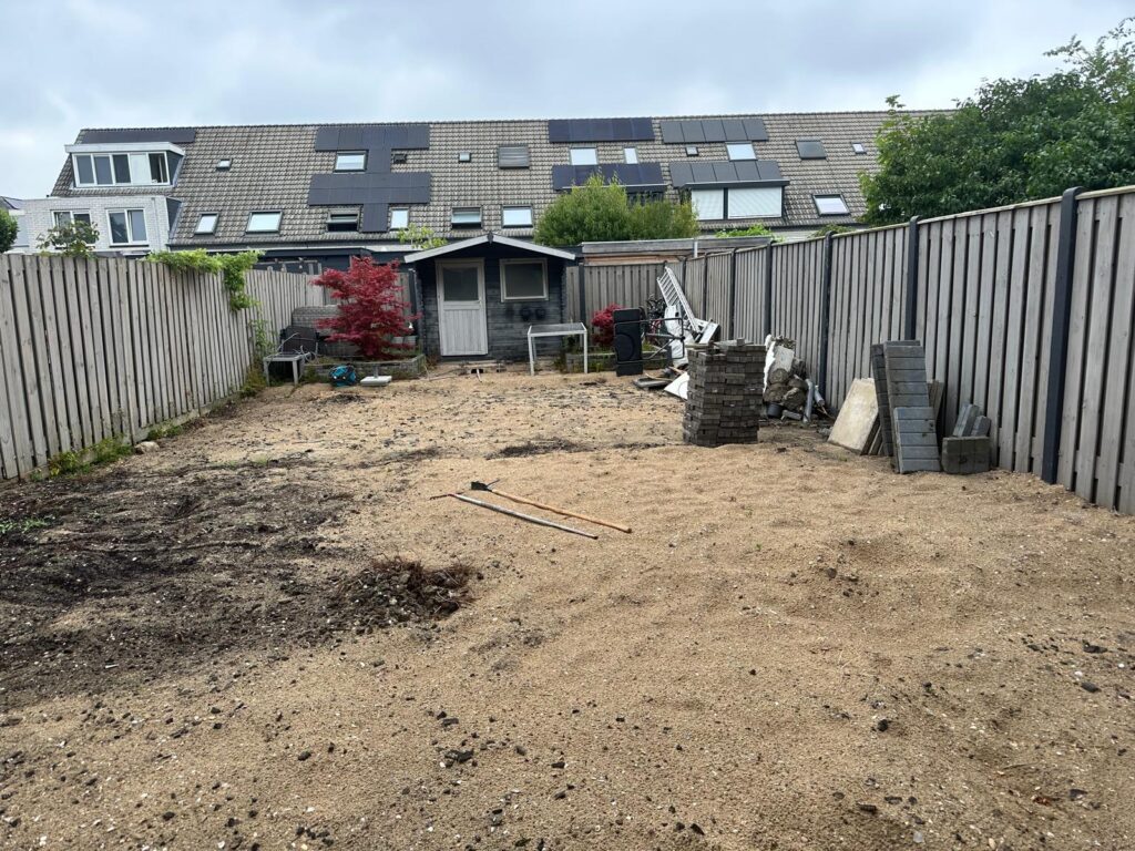 Tuinbestrating goedkoop voorbereiden met een laag zand