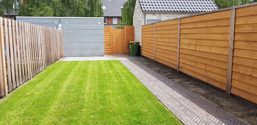 Uurloon stratenmaker bij het maken van een bestrating in de tuin